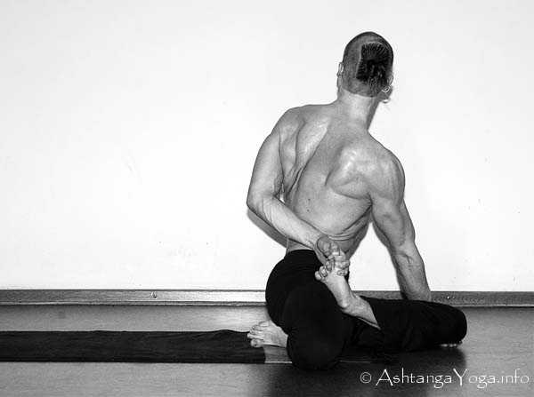 Viranchyasana B - In der Advanced A Series (Sthira Bhaga) setzt das Ashtanga Vinyasa Yoga die Gesetze der Schwerkraft auserkraft.