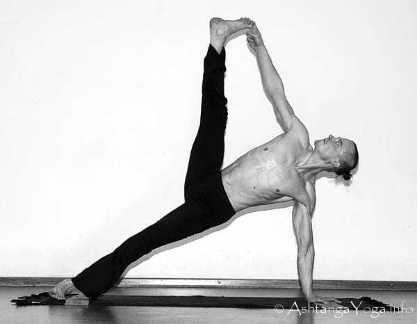 Vasisthasana - In der Advanced A Series (Sthira Bhaga) setzt das Ashtanga Vinyasa Yoga die Gesetze der Schwerkraft auserkraft.