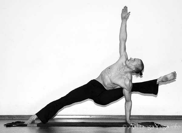 Vishwamitrasana - In der Advanced A Series (Sthira Bhaga) setzt das Ashtanga Vinyasa Yoga die Gesetze der Schwerkraft auserkraft.
