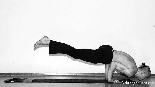 Vishwamitrasana Vinyasa out - In der Advanced A Series (Sthira Bhaga) setzt das Ashtanga Vinyasa Yoga die Gesetze der Schwerkraft auserkraft.