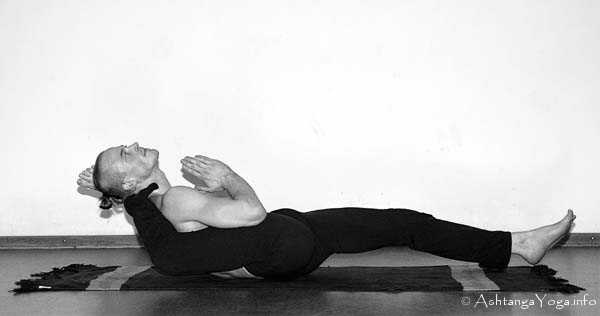 Kashyabasana - In der Advanced A Series (Sthira Bhaga) setzt das Ashtanga Vinyasa Yoga die Gesetze der Schwerkraft auserkraft.