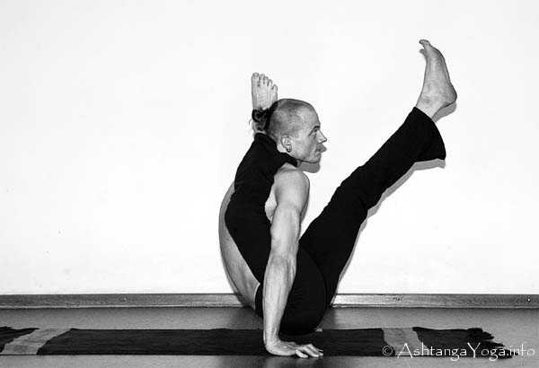 Chakorasana - In der Advanced A Series (Sthira Bhaga) setzt das Ashtanga Vinyasa Yoga die Gesetze der Schwerkraft auserkraft.