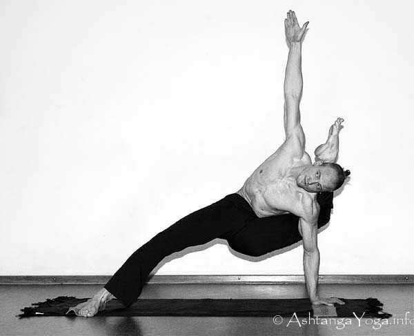 Bhairavasana - In der Advanced A Series (Sthira Bhaga) setzt das Ashtanga Vinyasa Yoga die Gesetze der Schwerkraft auserkraft.