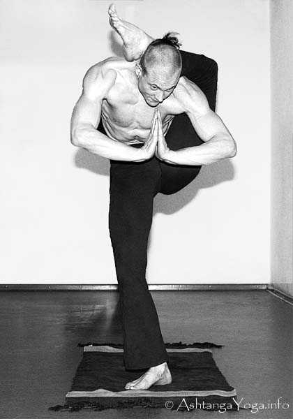 Durvasana - In der Advanced A Series (Sthira Bhaga) setzt das Ashtanga Vinyasa Yoga die Gesetze der Schwerkraft auserkraft.