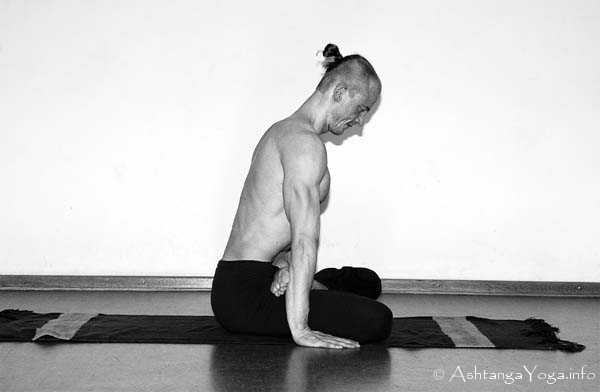 Urdhva Kukkutasana B Vinyasa in - In der Advanced A Series (Sthira Bhaga) setzt das Ashtanga Vinyasa Yoga die Gesetze der Schwerkraft auserkraft.