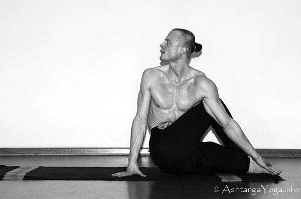 Purna Matsyendrasana - In der Advanced A Series (Sthira Bhaga) setzt das Ashtanga Vinyasa Yoga die Gesetze der Schwerkraft auserkraft.