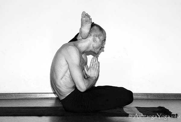 Viranchyasana A - In der Advanced A Series (Sthira Bhaga) setzt das Ashtanga Vinyasa Yoga die Gesetze der Schwerkraft auserkraft.