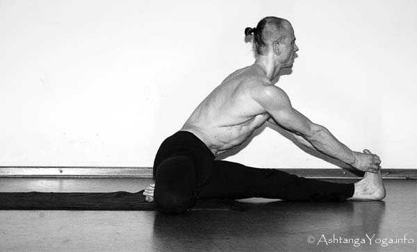 Viranchyasana B - In der Advanced A Series (Sthira Bhaga) setzt das Ashtanga Vinyasa Yoga die Gesetze der Schwerkraft auserkraft.