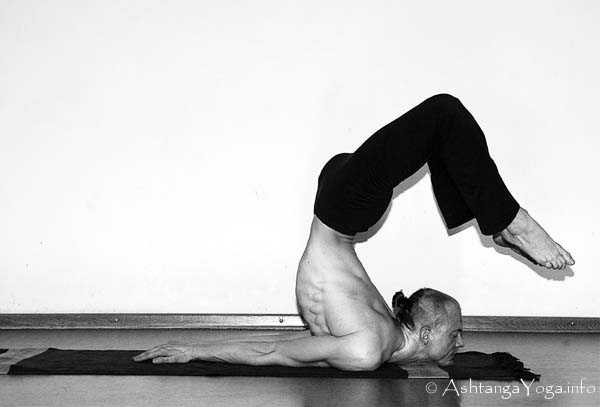 Ganda Bherundasana - In der Advanced A Series (Sthira Bhaga) setzt das Ashtanga Vinyasa Yoga die Gesetze der Schwerkraft auserkraft.