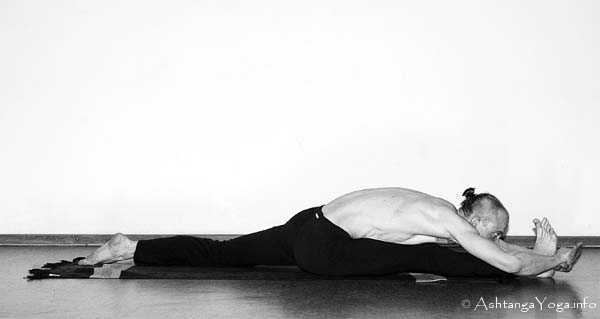 Hanumanasana - In der Advanced A Series (Sthira Bhaga) setzt das Ashtanga Vinyasa Yoga die Gesetze der Schwerkraft auserkraft.