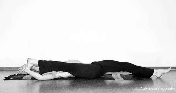 Supta Trivikrmasana - In der Advanced A Series (Sthira Bhaga) setzt das Ashtanga Vinyasa Yoga die Gesetze der Schwerkraft auserkraft.