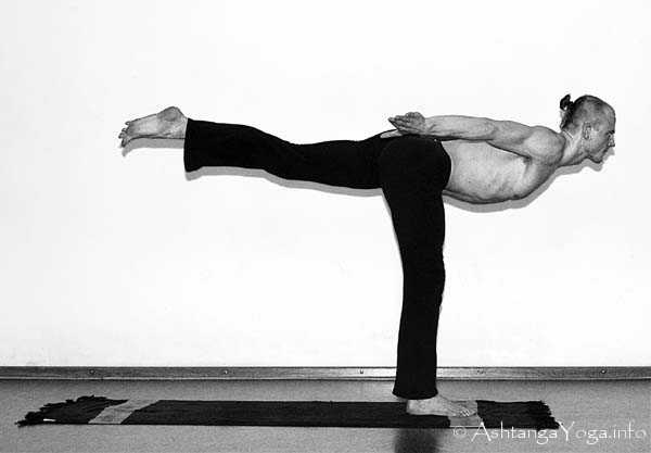 Dighasana B - In der Advanced A Series (Sthira Bhaga) setzt das Ashtanga Vinyasa Yoga die Gesetze der Schwerkraft auserkraft.