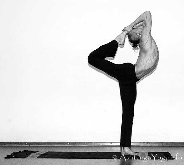 Nata Rajasana A - In der Advanced A Series (Sthira Bhaga) setzt das Ashtanga Vinyasa Yoga die Gesetze der Schwerkraft auserkraft.