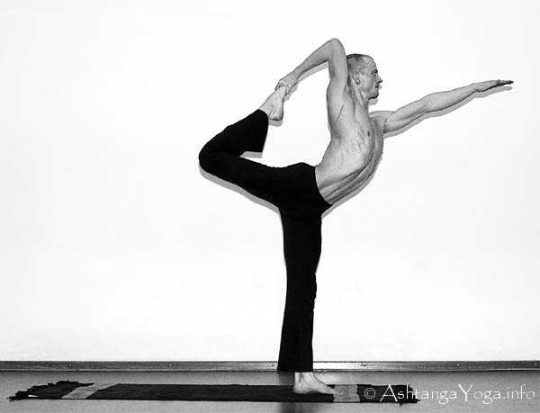 Nata Rajasana B - In der Advanced A Series (Sthira Bhaga) setzt das Ashtanga Vinyasa Yoga die Gesetze der Schwerkraft auserkraft.
