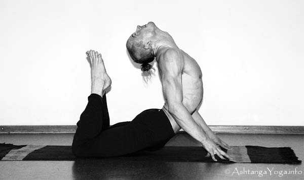 Raja Kapotasana - In der Advanced A Series (Sthira Bhaga) setzt das Ashtanga Vinyasa Yoga die Gesetze der Schwerkraft auserkraft.