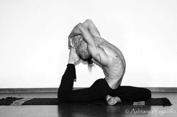 Eka Pada Raja Kapotasana - In der Advanced A Series (Sthira Bhaga) setzt das Ashtanga Vinyasa Yoga die Gesetze der Schwerkraft auserkraft.