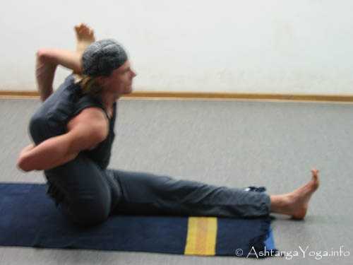 Kapilasana A - Ashtanga Vinyasa Yoga; Das Kratzen an den Grenzen des M�glichen. - Advanced B Series (Sthira Bhaga). 