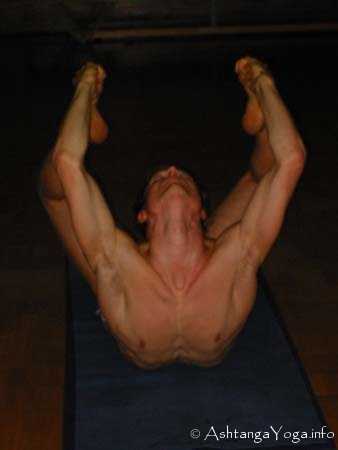 Padangusta Dhanurasana A - Ashtanga Vinyasa Yoga; Das Kratzen an den Grenzen des M�glichen. - Advanced B Series (Sthira Bhaga). 