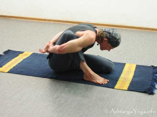 Marichyasana E - Ashtanga Vinyasa Yoga; Das Kratzen an den Grenzen des M�glichen. - Advanced B Series (Sthira Bhaga). 