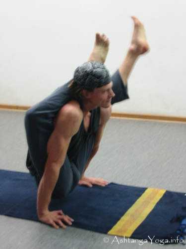 Bhuja Dandasana B - Ashtanga Vinyasa Yoga; Das Kratzen an den Grenzen des M�glichen. - Advanced B Series (Sthira Bhaga). 