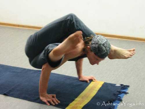 Parsva Bhuja Dandasana - Ashtanga Vinyasa Yoga; Das Kratzen an den Grenzen des M�glichen. - Advanced B Series (Sthira Bhaga). 