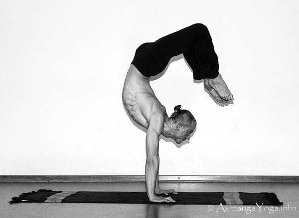 Viparita Chakrasana - Ashtanga Vinyasa Yoga; Das Kratzen an den Grenzen des M�glichen. - Advanced B Series (Sthira Bhaga). 