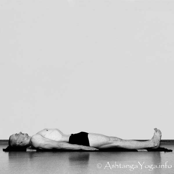Salamba Sarvangasana Vinyasa in - Die Finishing Sequenz (= Abschluss Sequenz) harmonisiert die Energie (= Prana) am Ende der Ashtanga Vinyasa Yoga Praxis.