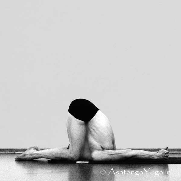 Karna Pidasana - Die Finishing Sequenz (= Abschluss Sequenz) harmonisiert die Energie (= Prana) am Ende der Ashtanga Vinyasa Yoga Praxis.