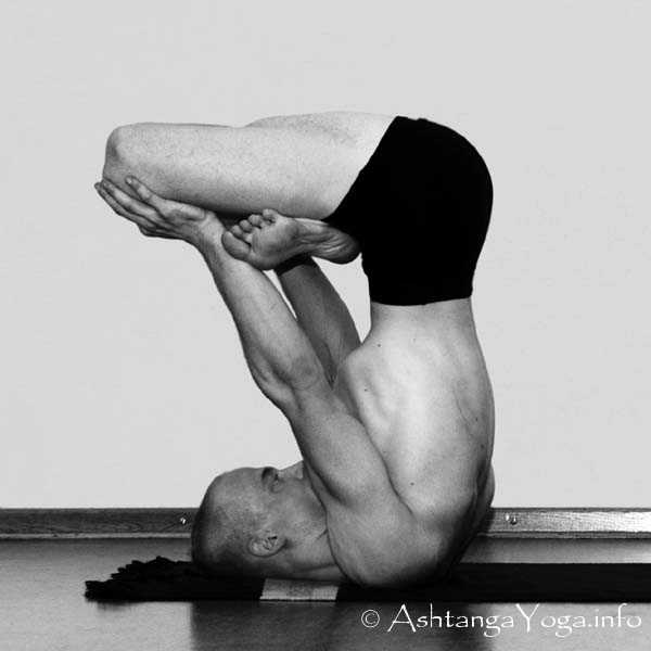 Urdhva Padmasana - Die Finishing Sequenz (= Abschluss Sequenz) harmonisiert die Energie (= Prana) am Ende der Ashtanga Vinyasa Yoga Praxis.
