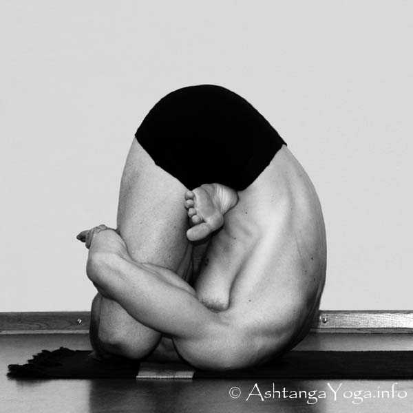 Pindasana - Die Finishing Sequenz (= Abschluss Sequenz) harmonisiert die Energie (= Prana) am Ende der Ashtanga Vinyasa Yoga Praxis.