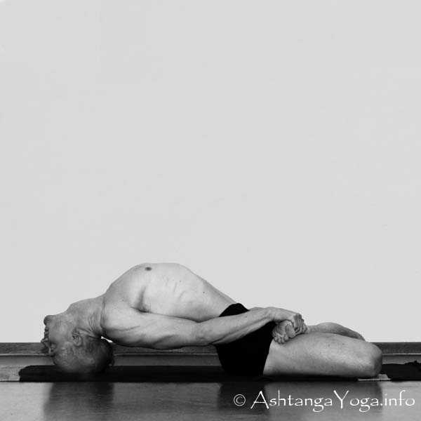Mathsyasana - Die Finishing Sequenz (= Abschluss Sequenz) harmonisiert die Energie (= Prana) am Ende der Ashtanga Vinyasa Yoga Praxis.