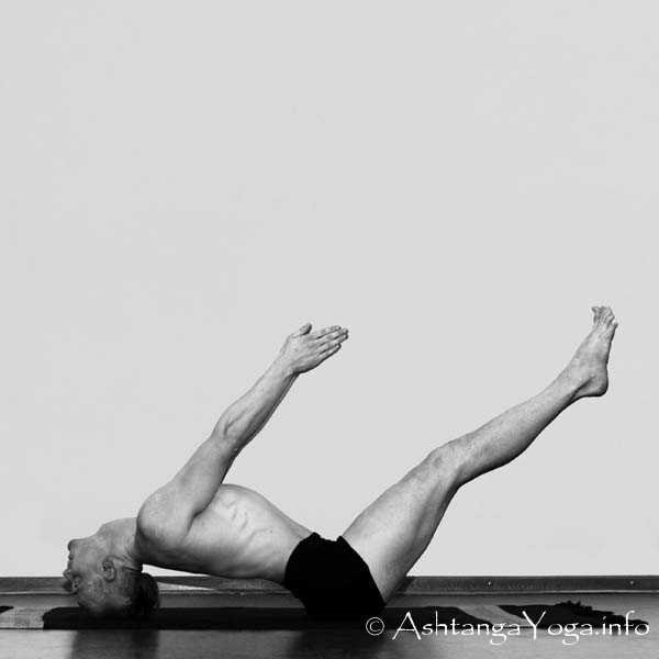 Uttana Padasana - Die Finishing Sequenz (= Abschluss Sequenz) harmonisiert die Energie (= Prana) am Ende der Ashtanga Vinyasa Yoga Praxis.