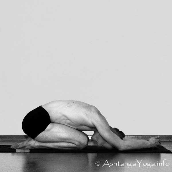 Balasana - Die Finishing Sequenz (= Abschluss Sequenz) harmonisiert die Energie (= Prana) am Ende der Ashtanga Vinyasa Yoga Praxis.