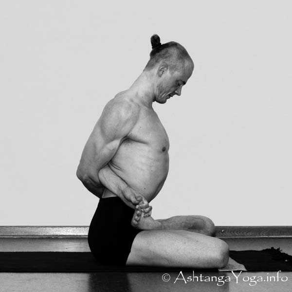 Baddha Padmasana - Die Finishing Sequenz (= Abschluss Sequenz) harmonisiert die Energie (= Prana) am Ende der Ashtanga Vinyasa Yoga Praxis.
