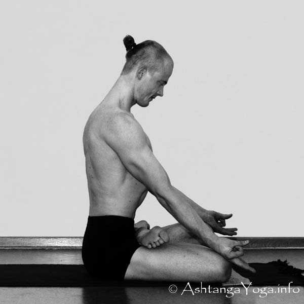 Padmasana - Die Finishing Sequenz (= Abschluss Sequenz) harmonisiert die Energie (= Prana) am Ende der Ashtanga Vinyasa Yoga Praxis.