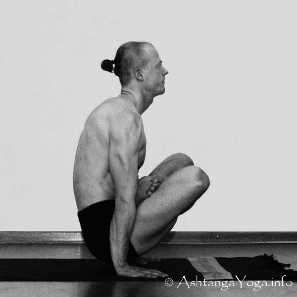 Utpluthee - Die Finishing Sequenz (= Abschluss Sequenz) harmonisiert die Energie (= Prana) am Ende der Ashtanga Vinyasa Yoga Praxis.
