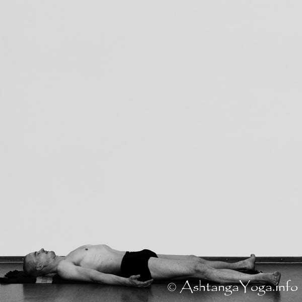 Shavasana - Die Finishing Sequenz (= Abschluss Sequenz) harmonisiert die Energie (= Prana) am Ende der Ashtanga Vinyasa Yoga Praxis.