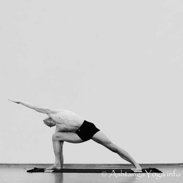 Utthita Parsvakonasana - Sechs einfache Asans (= Fundamental Asanas) bilden das Fundament der Ashtanga Vinyasa Yoga Praxis. 