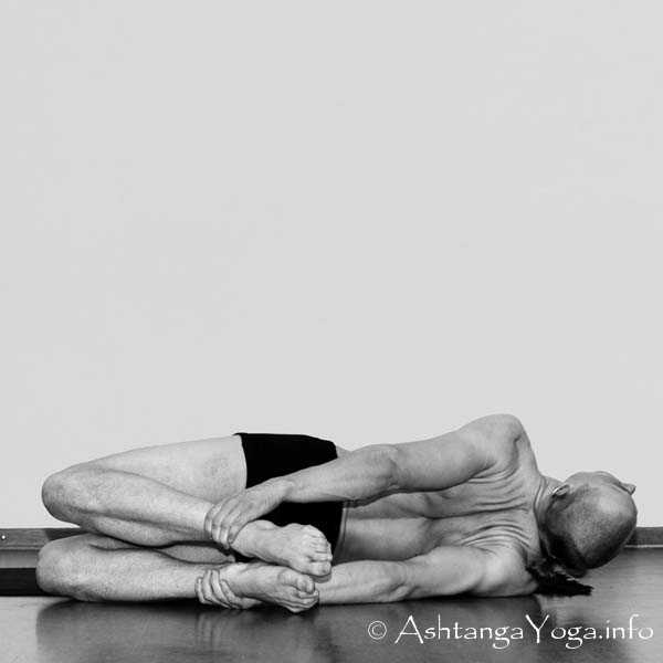 Parsva Dhanurasana - Die Intermediate Series (Nadi Shodana / zweite Serie) bringt die Ashtanga Vinyasa Yoga Praxis von einer physischen auf eine energetische Ebene.
