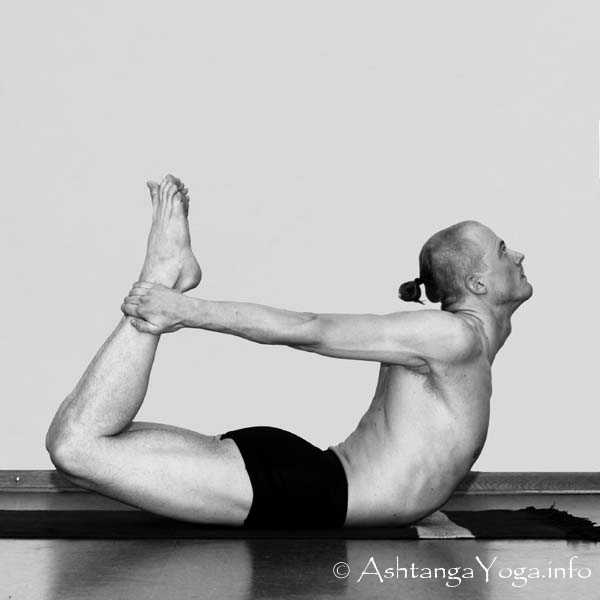 Parsva Dhanurasana Vinyasa out - Die Intermediate Series (Nadi Shodana / zweite Serie) bringt die Ashtanga Vinyasa Yoga Praxis von einer physischen auf eine energetische Ebene.