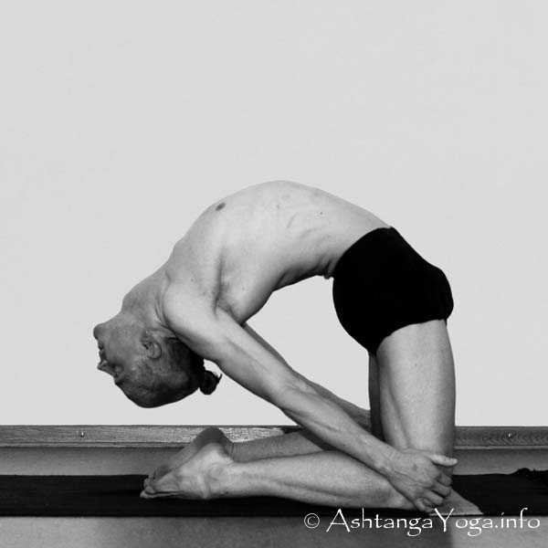 Laghu Vajrasana Vinyasa out - Die Intermediate Series (Nadi Shodana / zweite Serie) bringt die Ashtanga Vinyasa Yoga Praxis von einer physischen auf eine energetische Ebene.