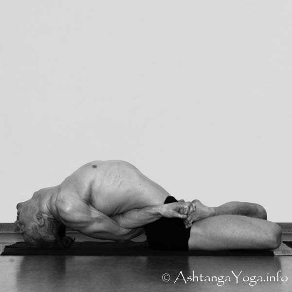 Supta Vajrasana - Die Intermediate Series (Nadi Shodana / zweite Serie) bringt die Ashtanga Vinyasa Yoga Praxis von einer physischen auf eine energetische Ebene.