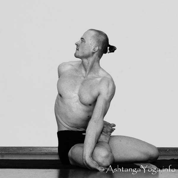 Bharadvajasana - Die Intermediate Series (Nadi Shodana / zweite Serie) bringt die Ashtanga Vinyasa Yoga Praxis von einer physischen auf eine energetische Ebene.