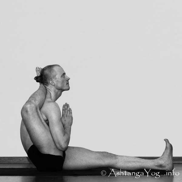 Eka Pada Sirsasana Vinyasa in - Die Intermediate Series (Nadi Shodana / zweite Serie) bringt die Ashtanga Vinyasa Yoga Praxis von einer physischen auf eine energetische Ebene.