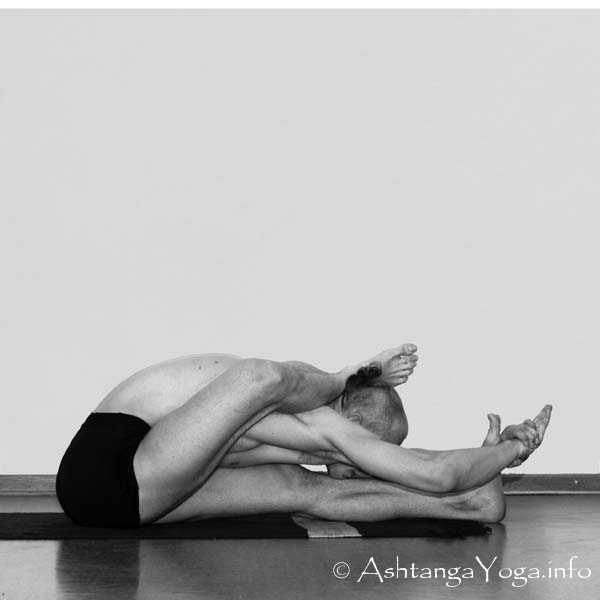 Eka Pada Sirsasana - Die Intermediate Series (Nadi Shodana / zweite Serie) bringt die Ashtanga Vinyasa Yoga Praxis von einer physischen auf eine energetische Ebene.