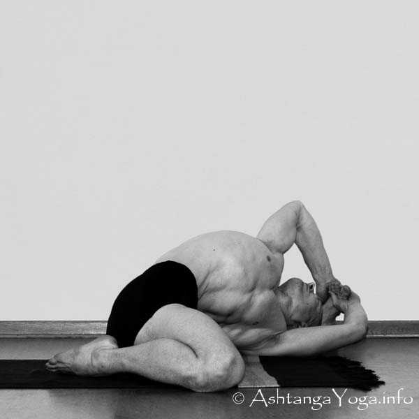 Parighasana - Die Intermediate Series (Nadi Shodana / zweite Serie) bringt die Ashtanga Vinyasa Yoga Praxis von einer physischen auf eine energetische Ebene.