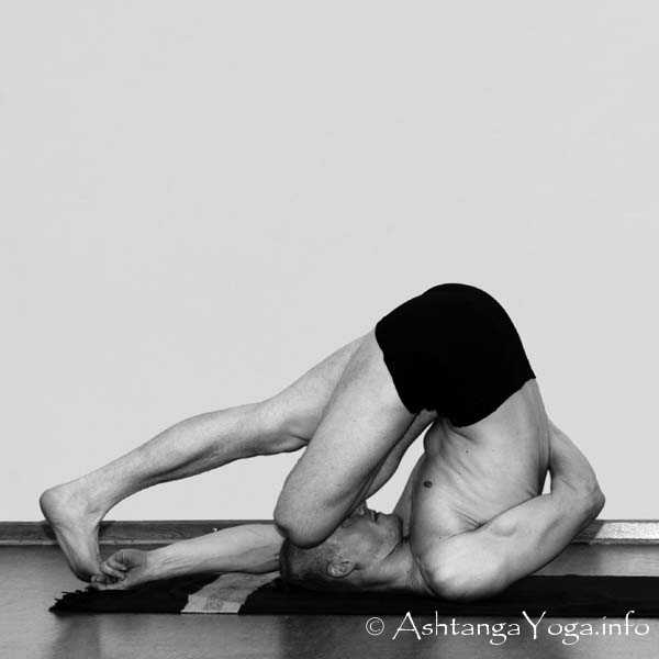 Supta Urdhva Pada Vajrasana Vinyasa in - Die Intermediate Series (Nadi Shodana / zweite Serie) bringt die Ashtanga Vinyasa Yoga Praxis von einer physischen auf eine energetische Ebene.