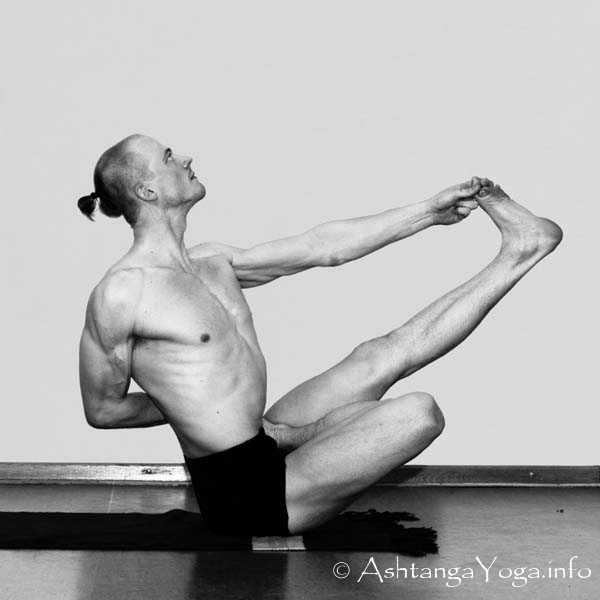 Supta Urdhva Pada Vajrasana Vinyasa in - Die Intermediate Series (Nadi Shodana / zweite Serie) bringt die Ashtanga Vinyasa Yoga Praxis von einer physischen auf eine energetische Ebene.