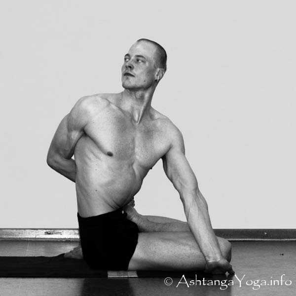 Supta Urdhva Pada Vajrasana - Die Intermediate Series (Nadi Shodana / zweite Serie) bringt die Ashtanga Vinyasa Yoga Praxis von einer physischen auf eine energetische Ebene.