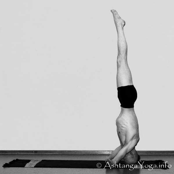 Baddha Hasta Sirsasana B - Die Intermediate Series (Nadi Shodana / zweite Serie) bringt die Ashtanga Vinyasa Yoga Praxis von einer physischen auf eine energetische Ebene.